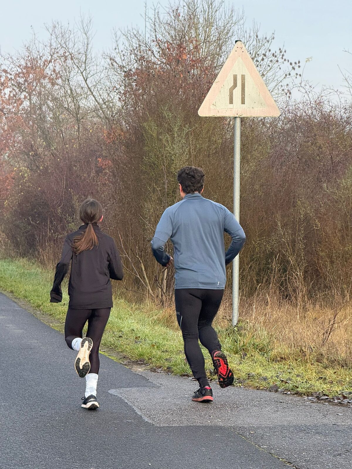 Läuferinnen und Läufer auf der Strecke des Weihnachtslaufs 2025, teils mit Weihnachtsmützen