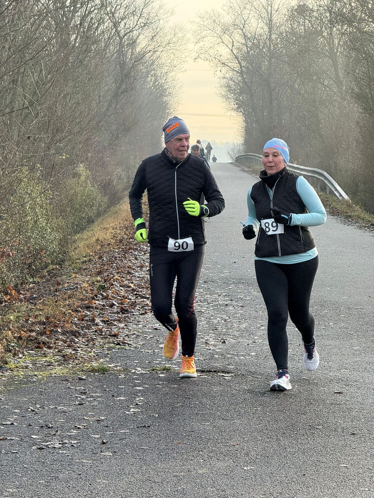 Läuferinnen und Läufer auf der Strecke des Weihnachtslaufs 2025, teils mit Weihnachtsmützen