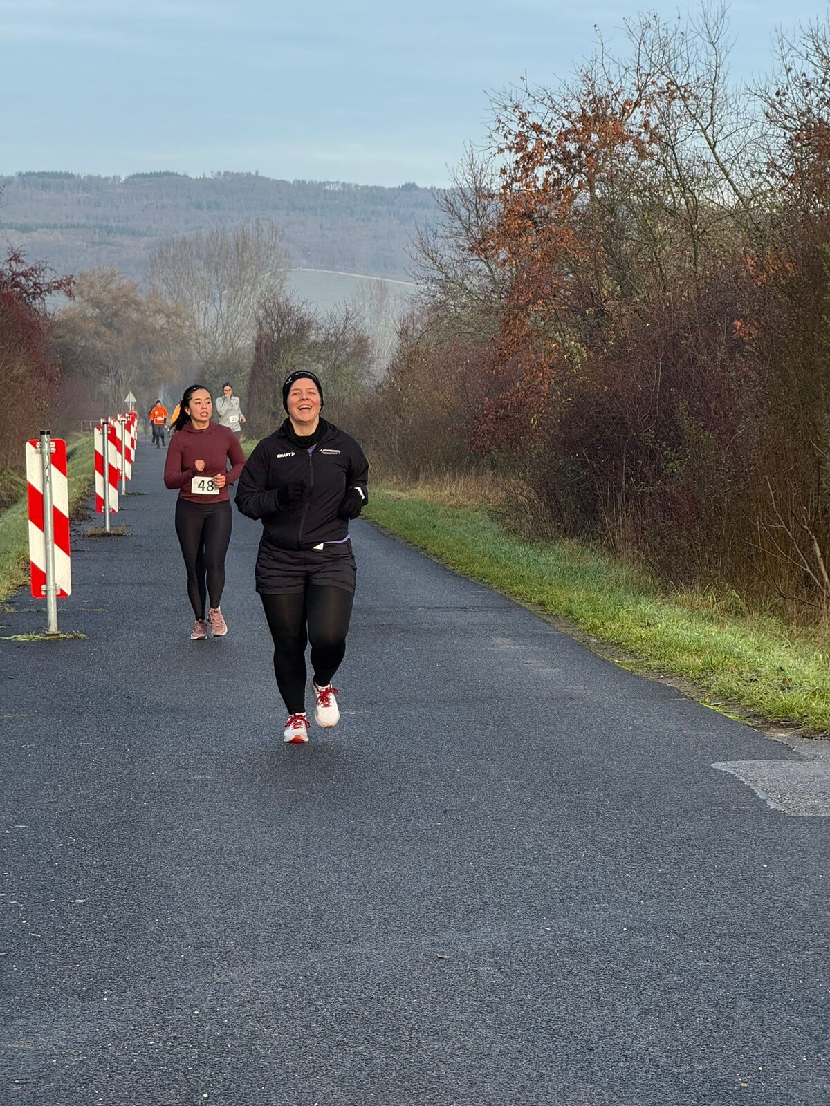 Läuferinnen und Läufer auf der Strecke des Weihnachtslaufs 2025, teils mit Weihnachtsmützen