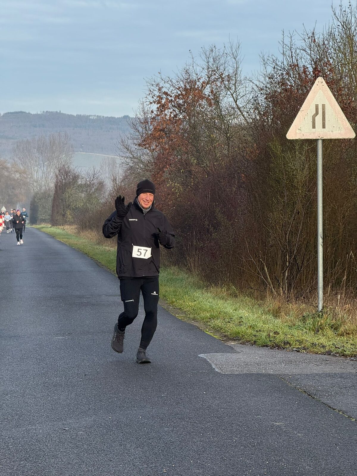 Läuferinnen und Läufer auf der Strecke des Weihnachtslaufs 2025, teils mit Weihnachtsmützen
