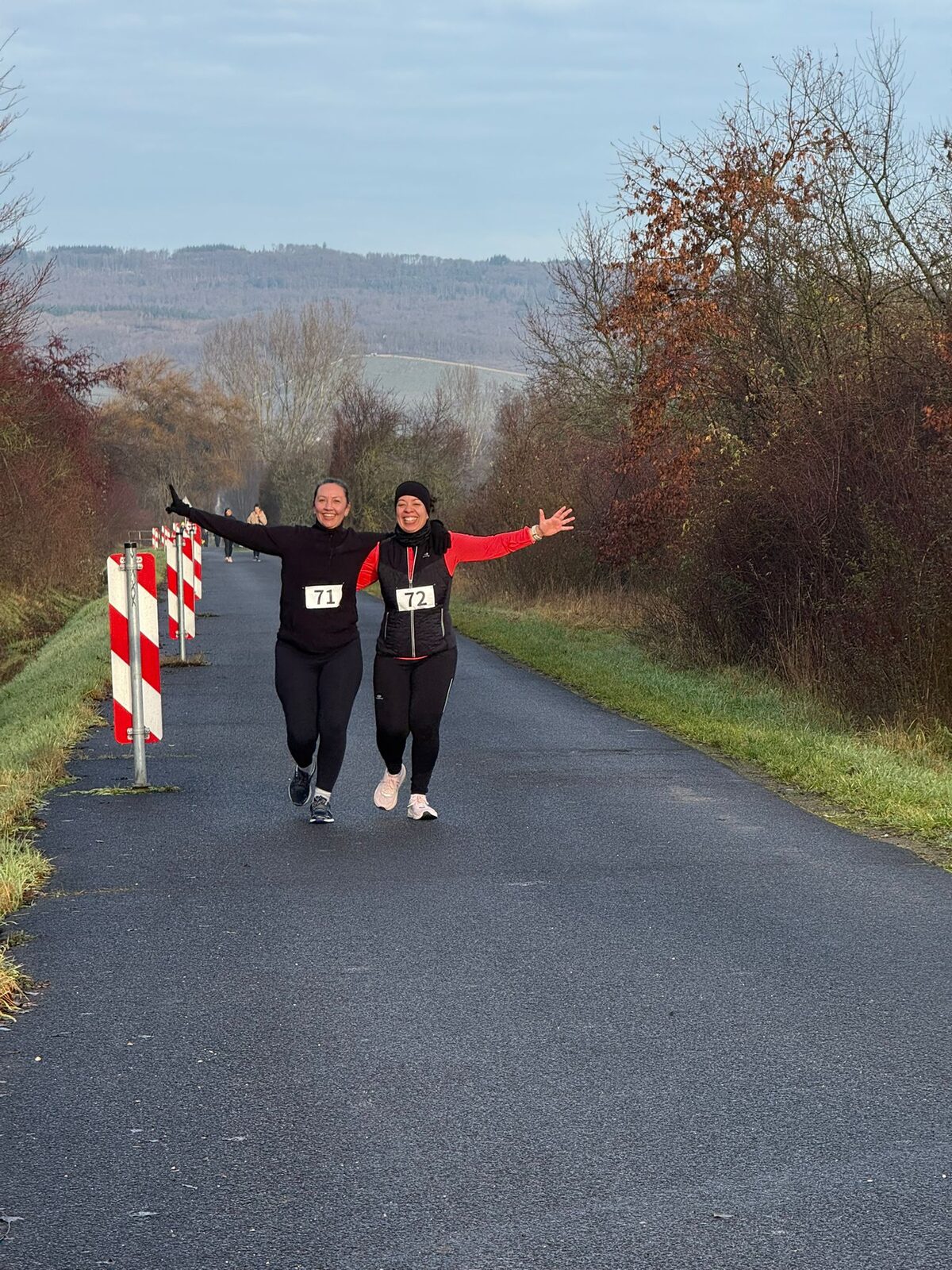 Läuferinnen und Läufer auf der Strecke des Weihnachtslaufs 2025, teils mit Weihnachtsmützen