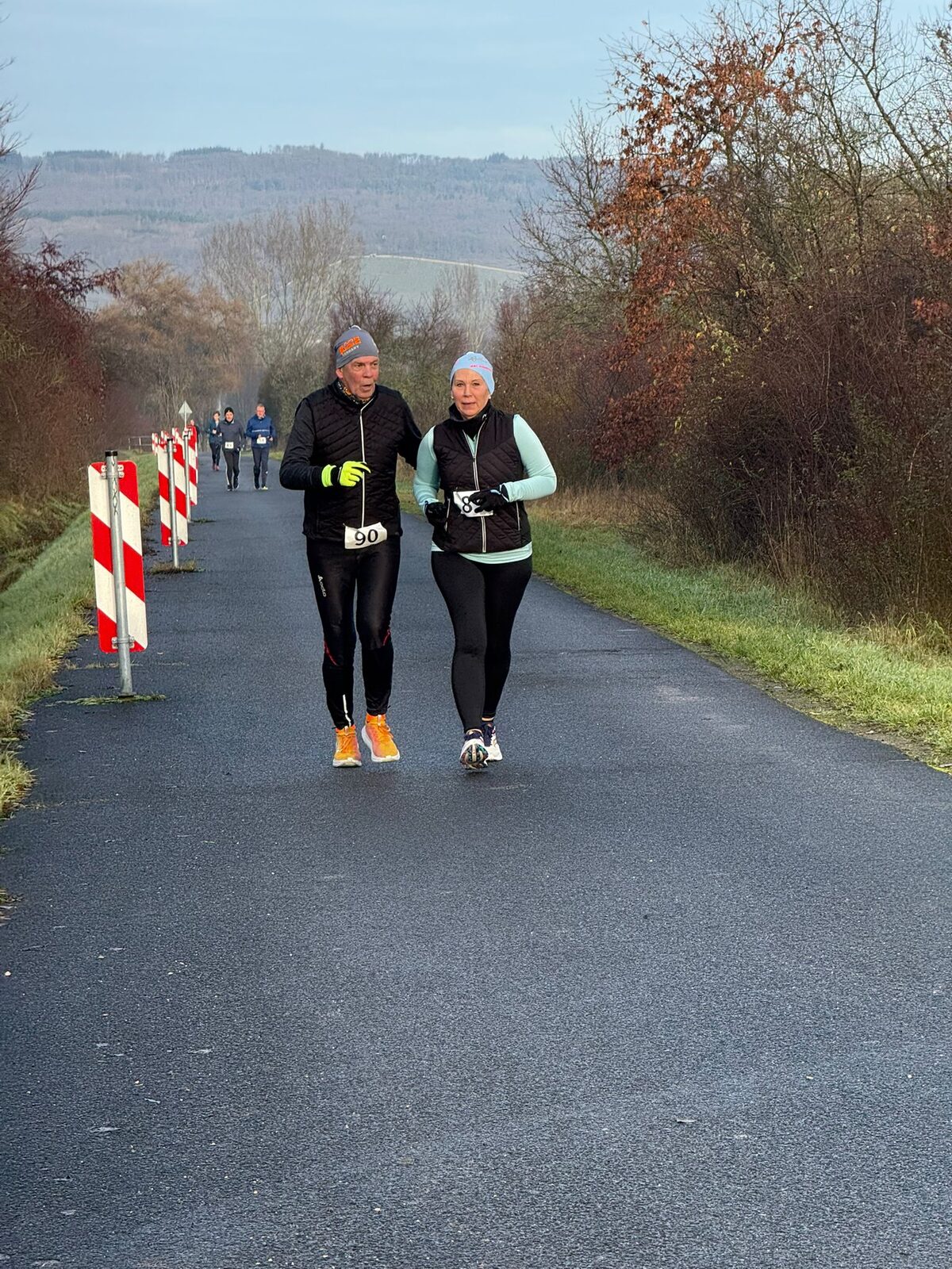 Läuferinnen und Läufer auf der Strecke des Weihnachtslaufs 2025, teils mit Weihnachtsmützen