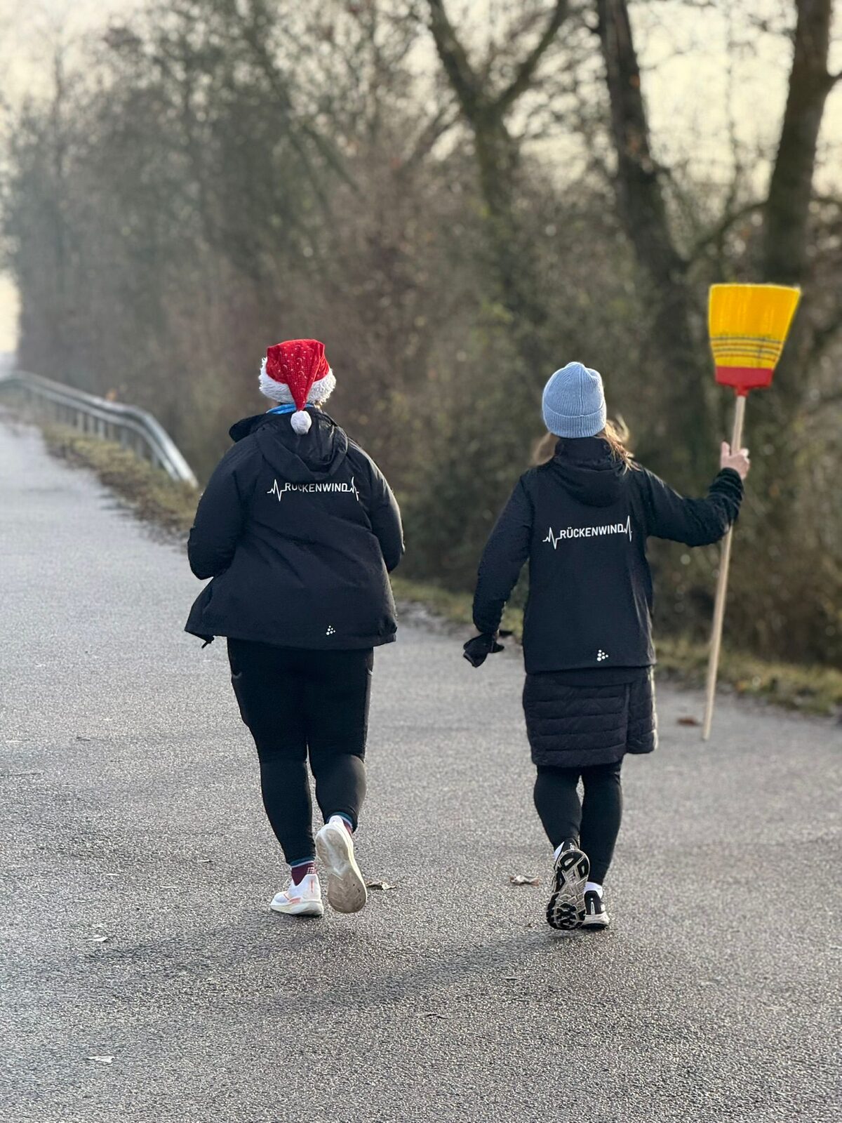 Läuferinnen und Läufer auf der Strecke des Weihnachtslaufs 2025, teils mit Weihnachtsmützen