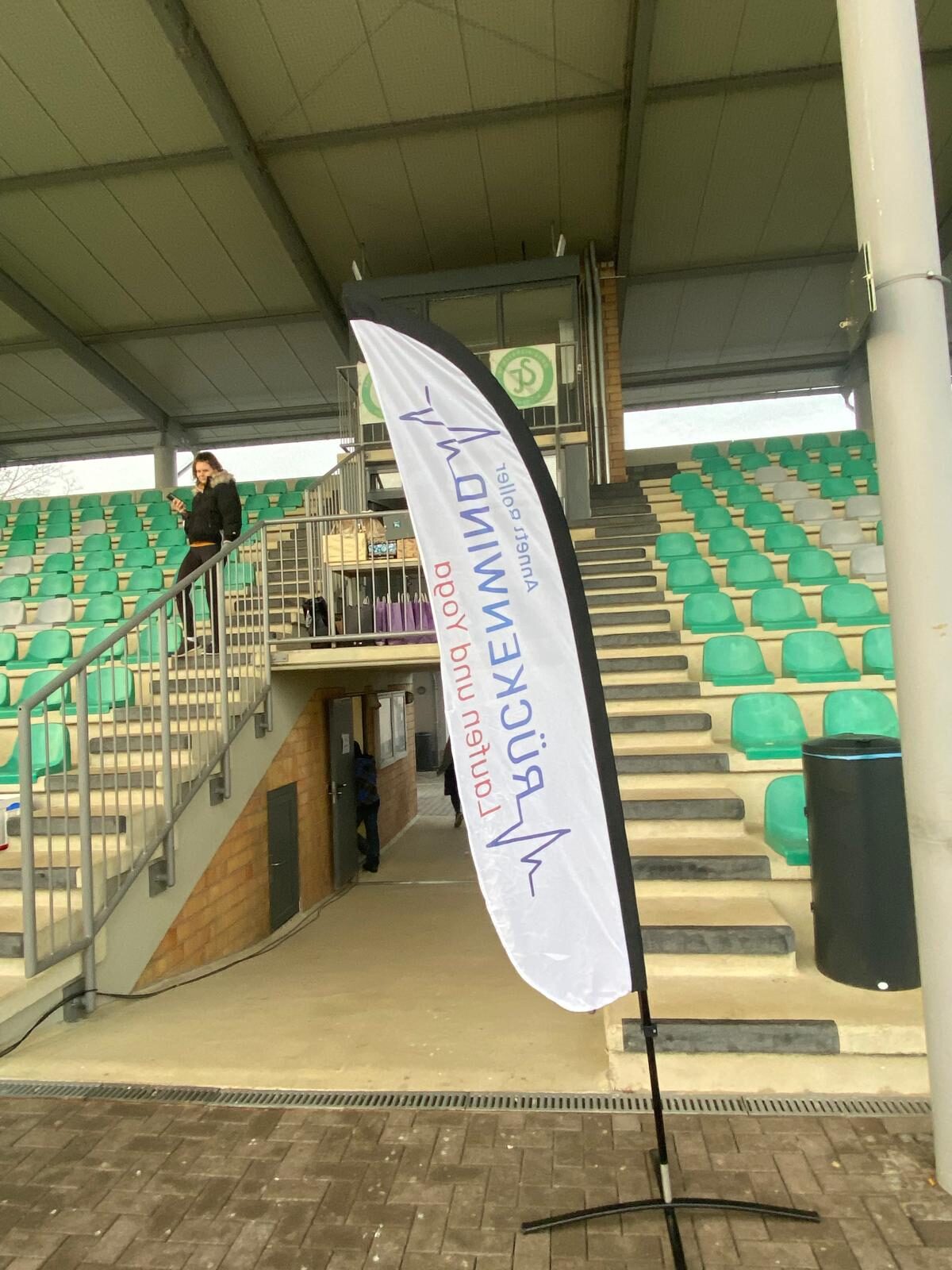Aufbau des Weihnachtslaufs 2025 im Stadion Im Blumengarten: Helferinnen und Helfer, Tombola-Tisch und Vereinsfahnen im Morgennebel