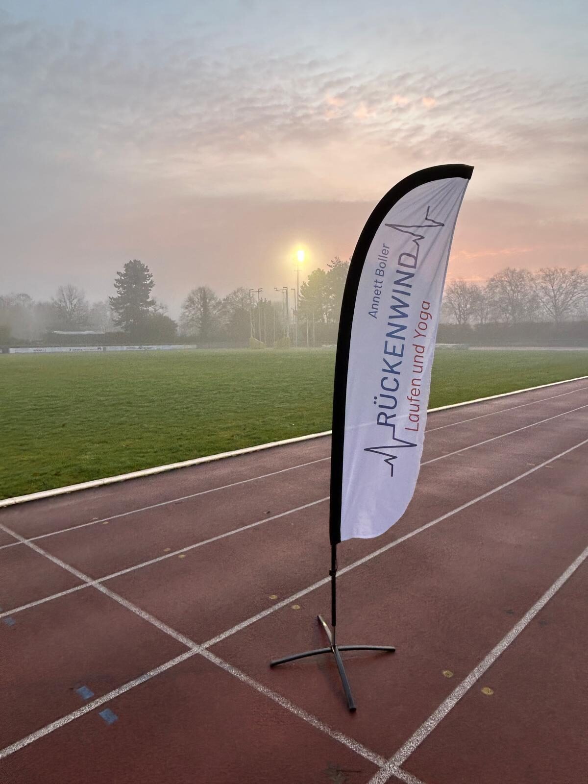 Aufbau des Weihnachtslaufs 2025 im Stadion Im Blumengarten: Helferinnen und Helfer, Tombola-Tisch und Vereinsfahnen im Morgennebel