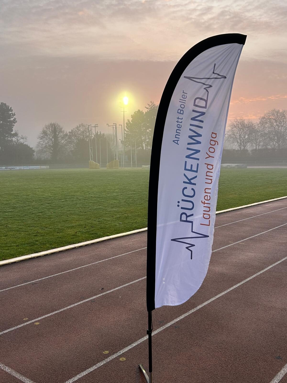 Aufbau des Weihnachtslaufs 2025 im Stadion Im Blumengarten: Helferinnen und Helfer, Tombola-Tisch und Vereinsfahnen im Morgennebel