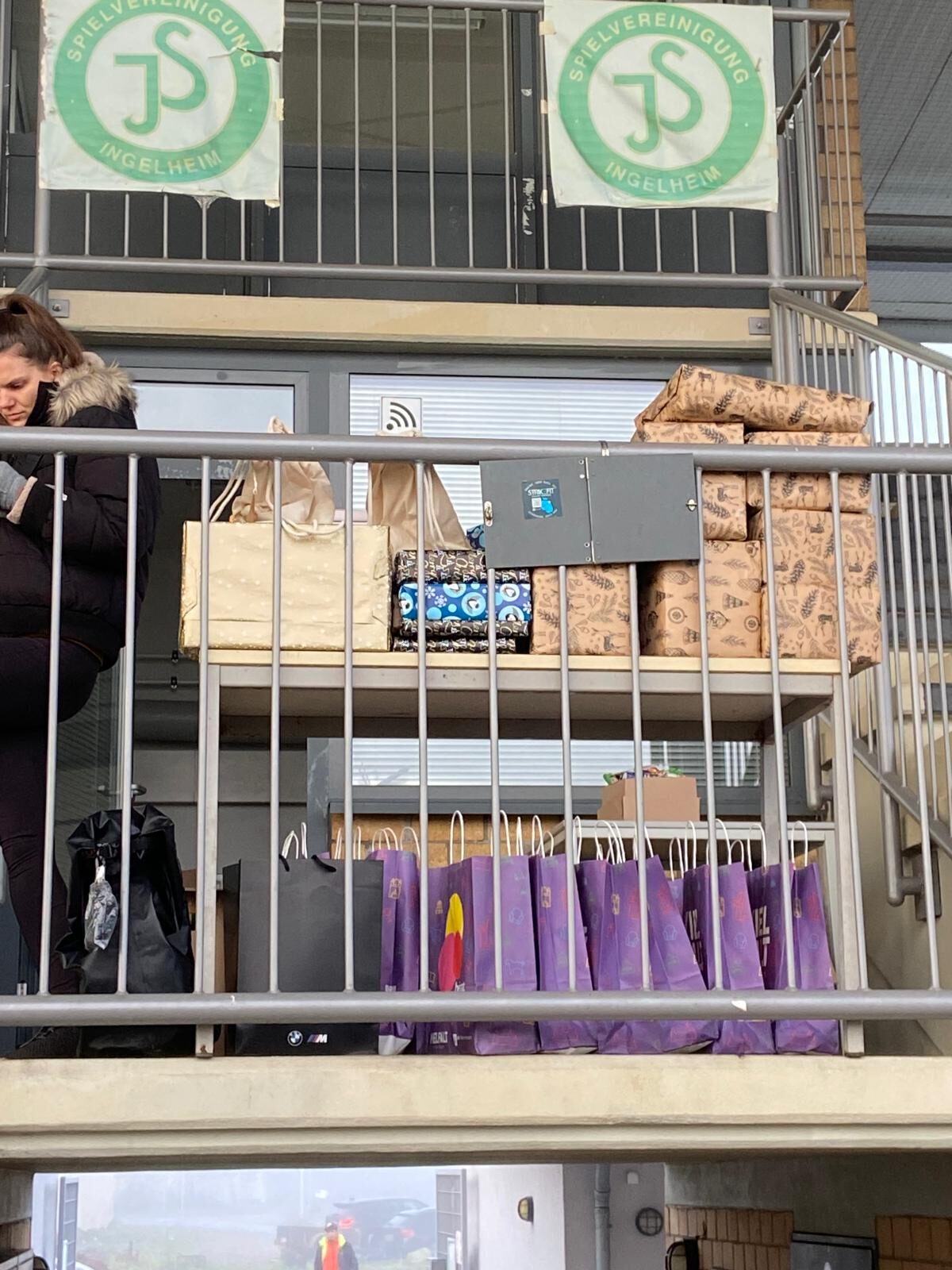 Aufbau des Weihnachtslaufs 2025 im Stadion Im Blumengarten: Helferinnen und Helfer, Tombola-Tisch und Vereinsfahnen im Morgennebel