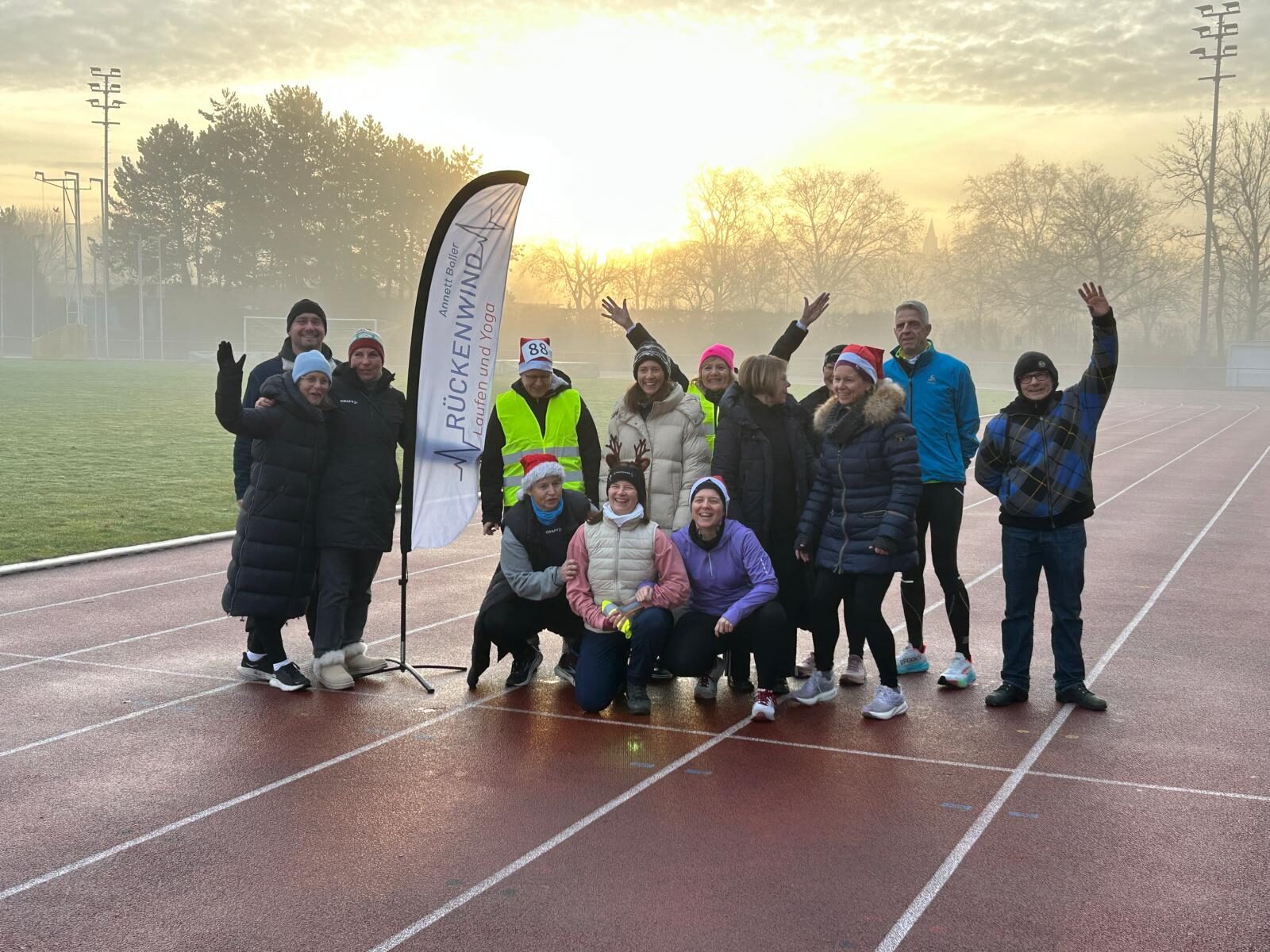 Aufbau des Weihnachtslaufs 2025 im Stadion Im Blumengarten: Helferinnen und Helfer, Tombola-Tisch und Vereinsfahnen im Morgennebel