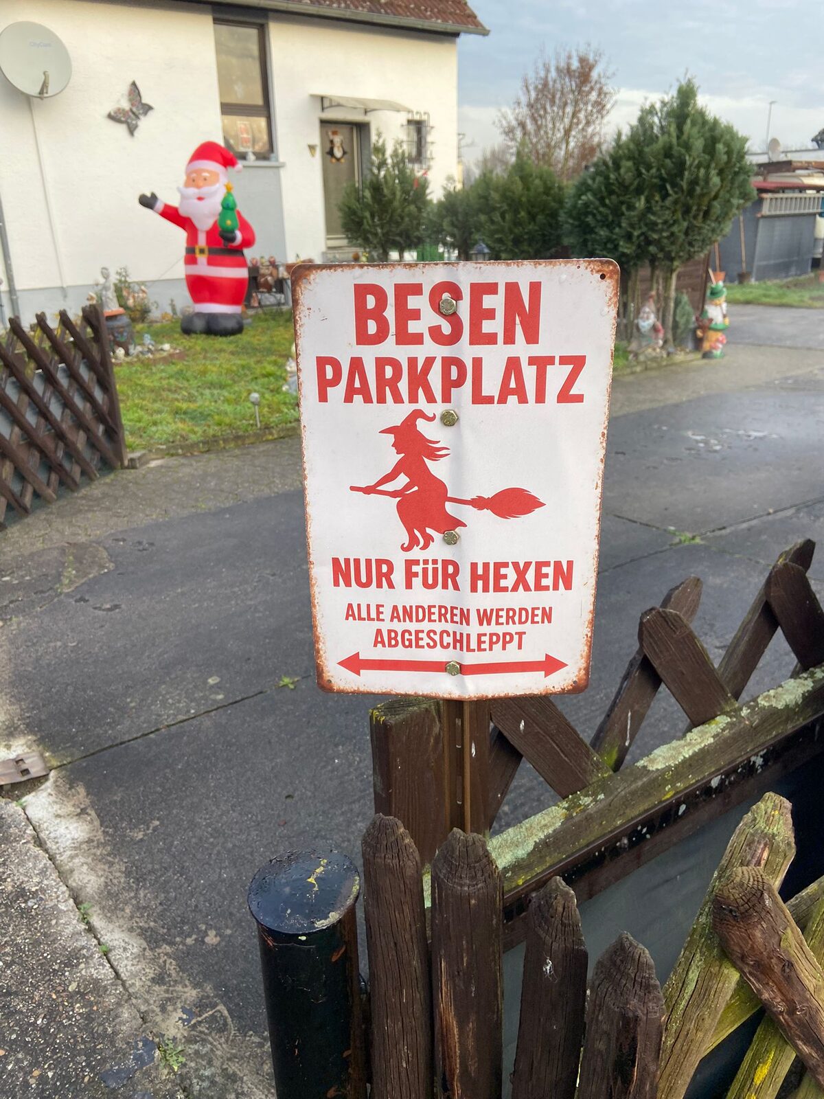 Aufbau des Weihnachtslaufs 2025 im Stadion Im Blumengarten: Helferinnen und Helfer, Tombola-Tisch und Vereinsfahnen im Morgennebel