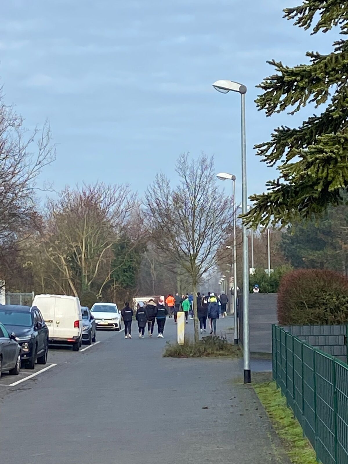 Aufbau des Weihnachtslaufs 2025 im Stadion Im Blumengarten: Helferinnen und Helfer, Tombola-Tisch und Vereinsfahnen im Morgennebel